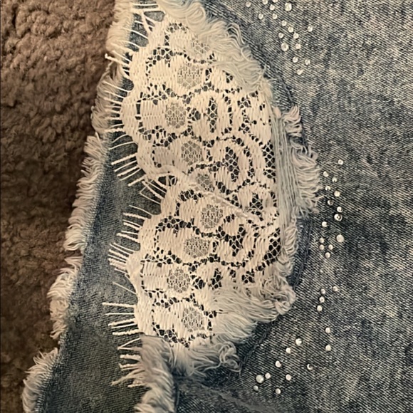 Mid rise stretchy distressed shorts - Picture 4 of 6